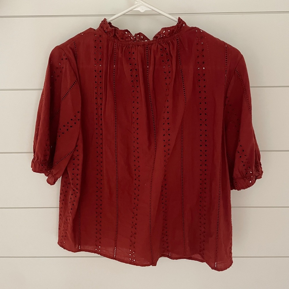 Universal Threads Eyelet Top - Picture 3 of 4